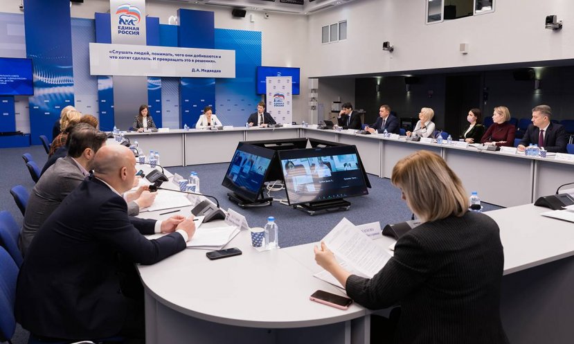 Ректор ИвГУ рассказал о мерах по поддержке молодых семей на заседании комиссии генсовета "Единой России" по защите материнства, детства и поддержке семьи 