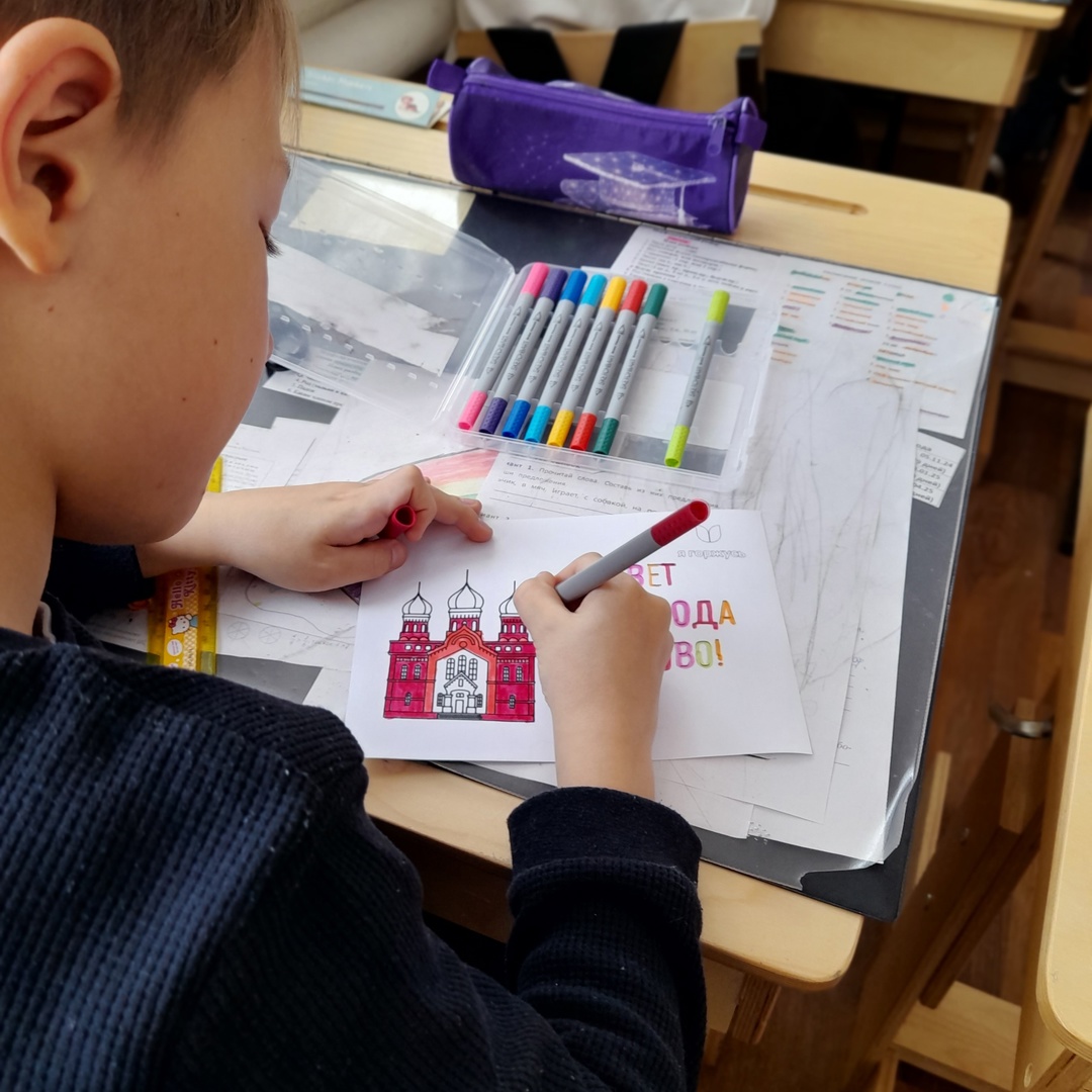 Участники патриотического клуба «Я горжусь ИвГУ» вместе с учениками школы «Исток» провели акцию «Весточка»