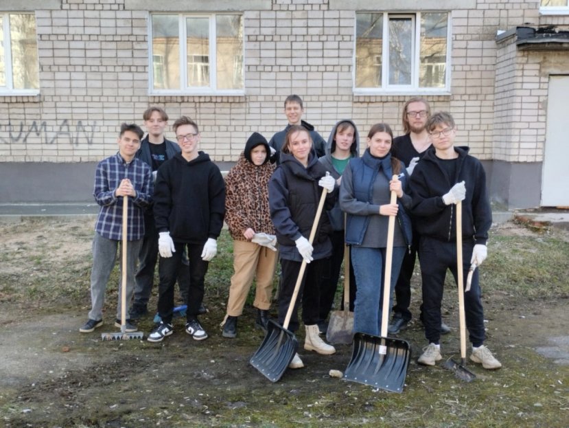 Субботник в общежитии №4: дом становится чище