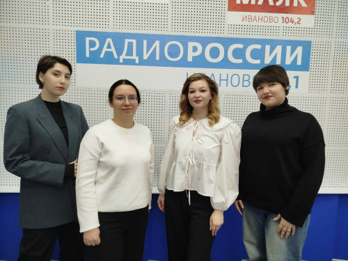 Магистрантки 1 и 2 курса направленности "Обучение языкам в мультилингвальном образовательном пространстве" в программе Радио России Иваново 